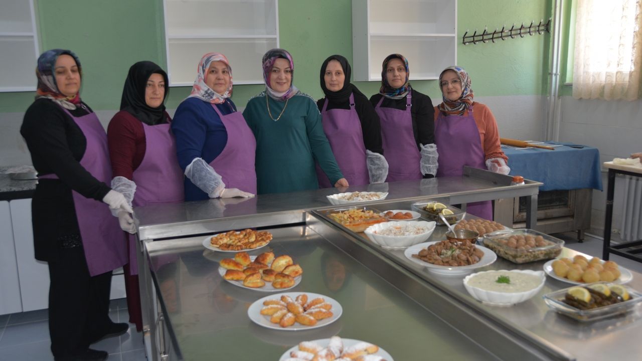 Bitlis'te kooperatif kuran kadınlar, yöresel lezzetleri pazarlıyor