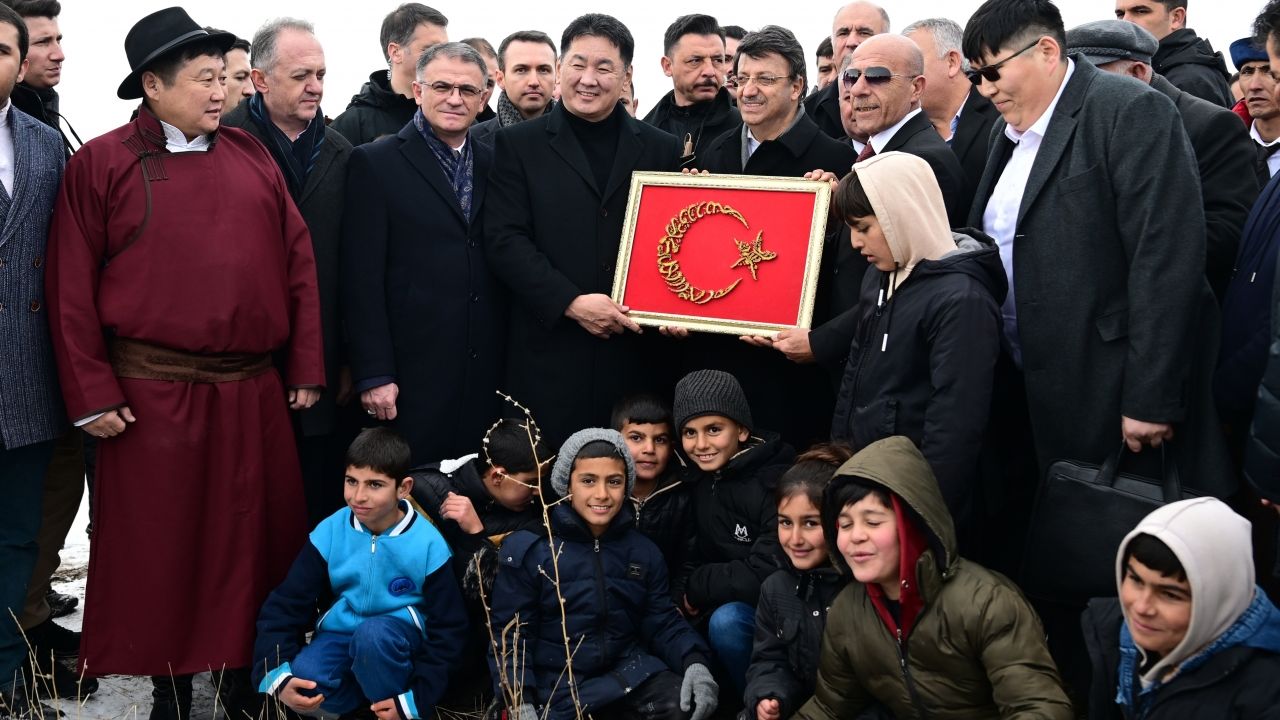 Moğolistan Cumhurbaşkanı Ukhnaa, Hülagü Han'ın saray kalıntılarının bulunduğu alanı ziyaret etti