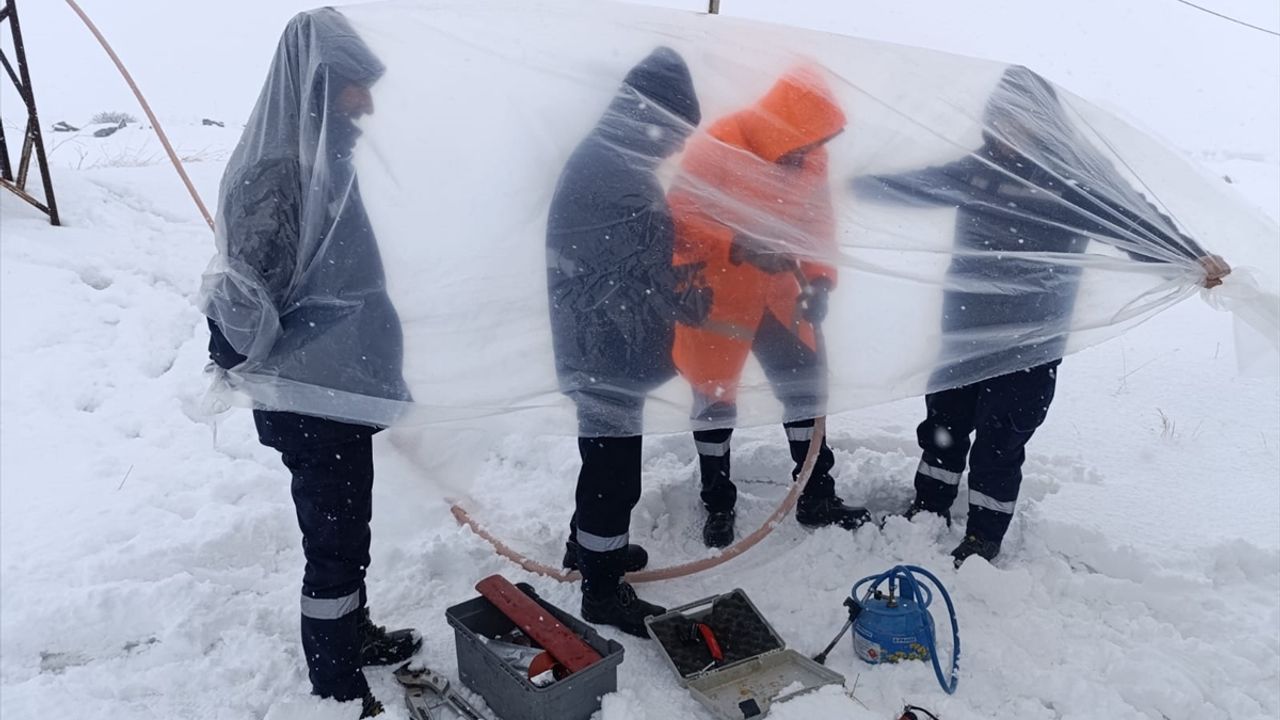 Bitlis'te hasar gören enerji nakil hatları ekiplerin zorlu çalışmasıyla onarıldı