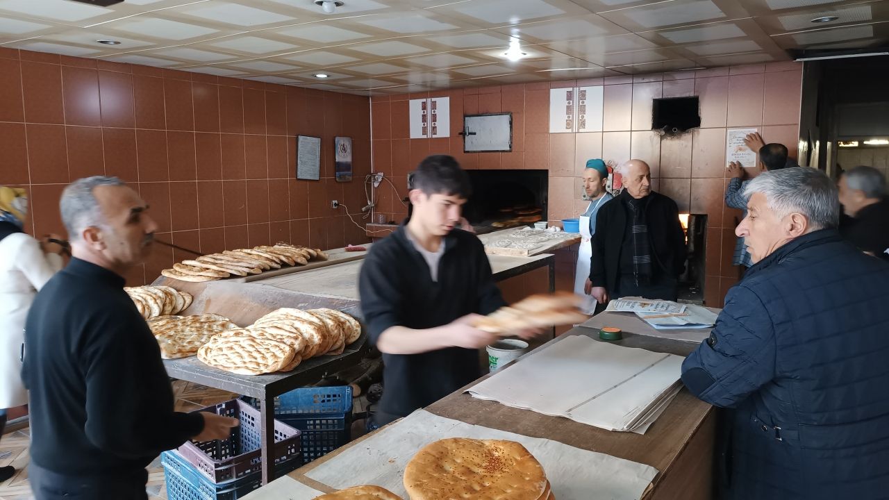 Bitlis'te fırıncılardan "askıda ekmek" kampanyası