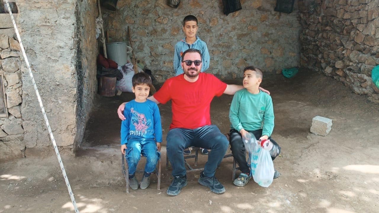 Bitlis'te otizmli çocuğun bayrak sevgisi dernek üyelerini harekete geçirdi