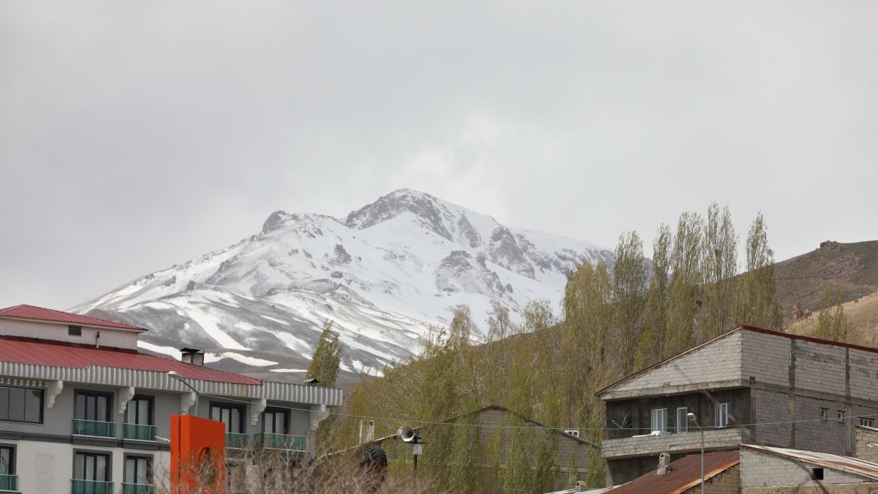 Hakkari, Van ve Bitlis'te yüksek kesimlerde kar etkili oldu