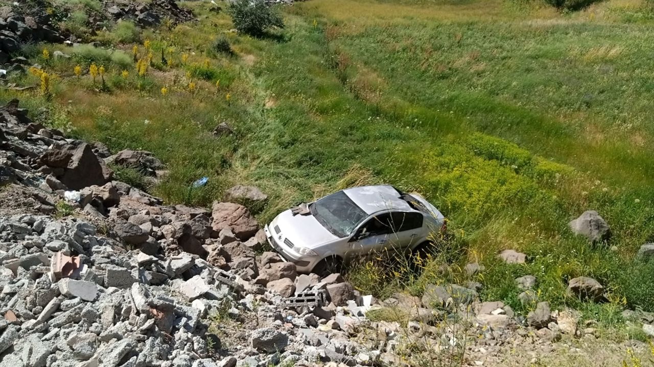 Bitlis'te şarampole devrilen otomobilin sürücüsü yaralandı