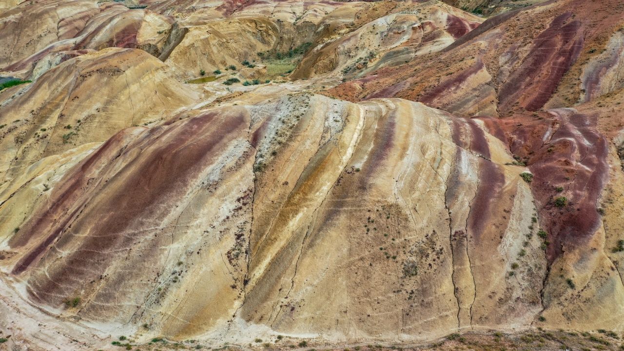 Türkiye'nin jeolojik miras listesine giren Gökkuşağı Tepeleri'nin turizmi canlandırması bekleniyor