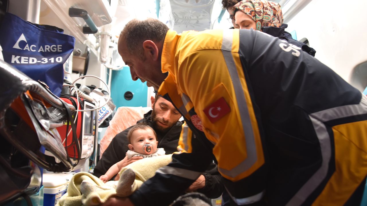 Bitlis'te ekipler yolu kardan kapanan köydeki hasta bebek için seferber oldu