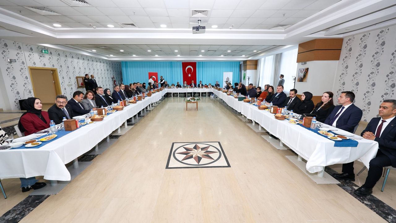 Bitlis'te 'Gönül Elçileri ve Koruyucu Aile Farkındalık Toplantısı' yapıldı