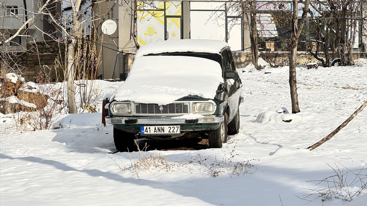 Van ve Bitlis'te 70 yerleşim yerinin yolu kardan kapandı