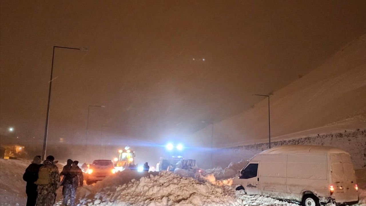 Bitlis'te 3 aracın üzerine çığ düştü