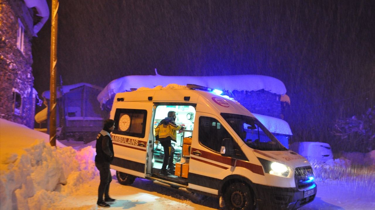 Bitlis'te ekipler yolu kardan kapanan köydeki hasta çocuk için seferber oldu