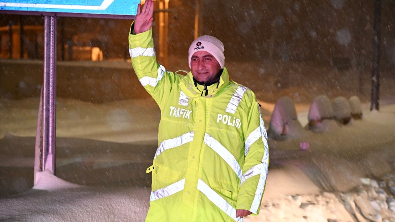 Bitlis'te kar nedeniyle yolda kalan sürücülere trafik ekipleri yardım ediyor