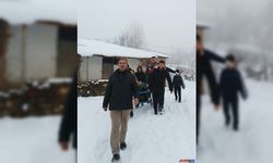 Bingöl'de yolu kapanan köydeki hasta ekiplerce hastaneye ulaştırıldı