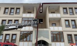 Erzincan'da fırtına nedeniyle binanın çatısı uçtu