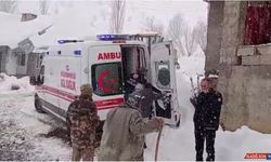 Hakkari'de kardan yolu kapanan köyde rahatsızlanan çocuk hastaneye ulaştırıldı