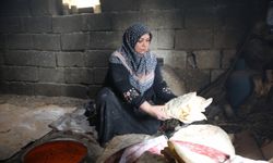 Van'da kadınlar depremzedeler için tandır ekmeği pişiriyor