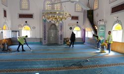 Burhaniye’de Camilerin temizlikleri devam ediyor