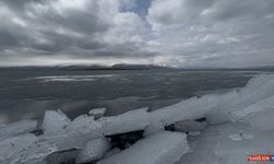 Çıldır Gölü'nün yüzeyini kaplayan buz tabakası erimeye başladı