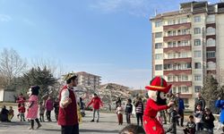 Erzurumlu tiyatro topluluğu Malatya ve Adıyaman'da depremzede çocukların yüzünü güldürüyor