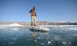 Eskimo usulü balık avlayan kadın, ekmeğini buzun altından çıkartıyor