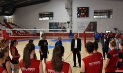 Başkan Bakkalcıoğlu kadın voleybol takımının hazırlık maçını izledi