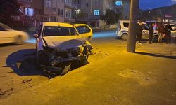 Burdur’da Kavşağa Kontrolsüz Giren 2 Araç Çarpıştı: 3 Yaralı  