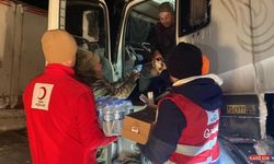 Türk Kızılay gönüllüleri, Tendürek Geçidi'nde mahsur kalan sürücülere ikramda bulundu