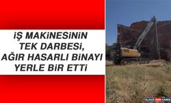 İş Makinesinin Tek Darbesi, Ağır Hasarlı Binayı Yerle Bir Etti