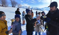 Erzurum'da aileler, tarihi Aziziye Tabyası'nda atlı kızak ve kayak yaptı, ok attı