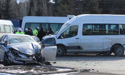 Erzurum'da minibüs ile otomobil çarpıştı, 6 kişi yaralandı