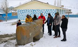 Mahallenin simgesi haline gelen 7 tonluk at heykeline gözleri gibi bakıyorlar