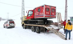 Ağrı'da kardan yolu kapanan köydeki hastaya paletli ambulansla ulaşıldı