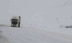 Bingöl-Erzurum kara yolu kar ve tipi nedeniyle tır trafiğine kapatıldı