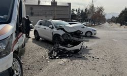 Elazığ'da ambulans ile otomobilin çarpıştığı kazada 2 kişi yaralandı