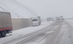 Erzincan'da kar yağışı kara yollarında ulaşımı olumsuz etkiledi