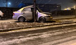 Erzurum'da refüjdeki ağaca çarpan araçtaki 1 kişi yaralandı