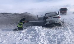 Erzurum'da seyir halindeki otomobil yandı