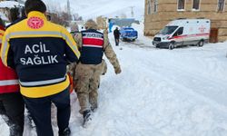 Erzurum'da yolu kardan kapanan mahallede yaralanan kişi ekiplerce hastaneye ulaştırıldı