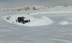 Hakkari'de ekipler karla kaplı üs bölgelerinin yolunu açmaya çalışıyor