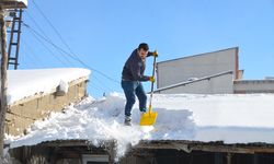 Hakkari'de vatandaşlar çatılarda biriken karı temizledi