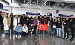 Havalı silahlarda Avrupa üçüncüsü olan Rana Gözübüyük, Erzurum'da çiçeklerle karşılandı