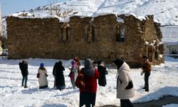 Muş'ta fotoğrafçılık kursiyerleri, tarihi mekanları ve donan şelaleleri görüntüledi