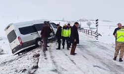 Muş'ta köprünün korkuluğuna çarpan servisteki 8 öğretmen yaralandı