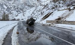 Van'da kara yoluna düşen kayalar kaldırıldı