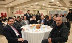 Ahlat Belediye Başkanı Gülmez, belediye personeliyle iftar yaptı