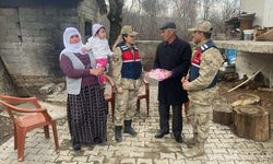 Bitlis'te jandarma personeli yaşlıları ziyaret etti