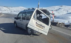 Erzurum'da kamyona çarpan hafif ticari araçtan savrulan kadın öldü