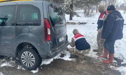 Erzurum'da karda araçlarıyla mahsur kalanların yardımına jandarma yetişti