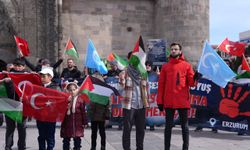 Erzurum'da sağlık çalışanları ramazanda soğuğa rağmen Gazze için yürüdü