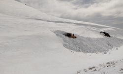 Hakkari'de üs bölgelerinin yolunda karla mücadele sürüyor