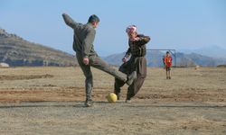 Hakkarili 63 yaşındaki Esat Kaynak, futbol tutkusuyla dikkati çekiyor