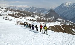 Hakkari'nin karlı zirveleri, macera tutkunu yabancı kayakçıların yeni rotası oldu